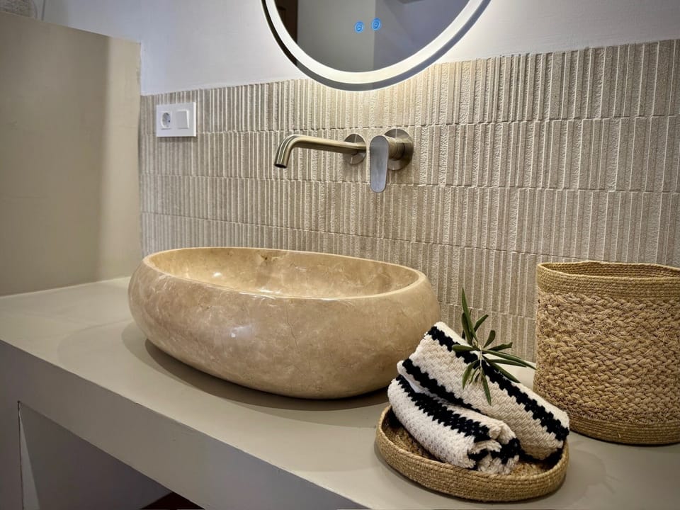 Deluxe Double Room | Bathroom | Shower, rainfall showerhead, free toiletries, hair dryer