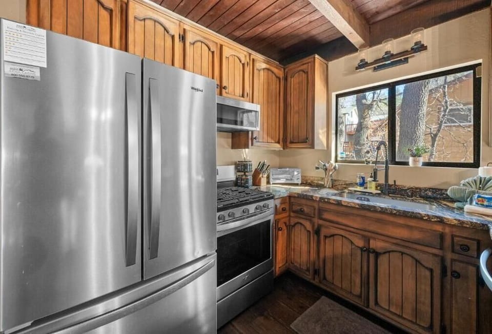 Basic House, Balcony, Mountain View | Private kitchen