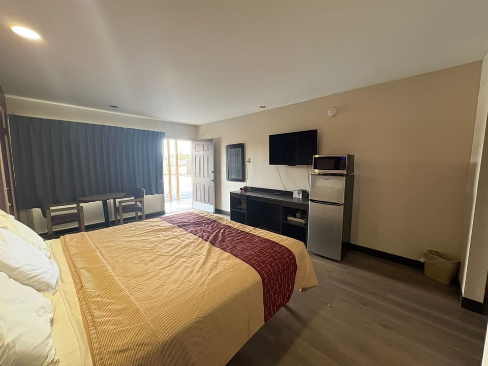 Room, 1 King Bed, Non Smoking | Desk, free WiFi, bed sheets