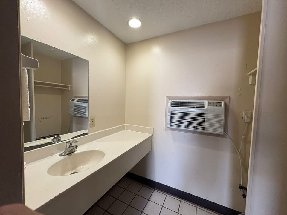 Room, 1 King Bed, Non Smoking | Bathroom | Free toiletries, towels