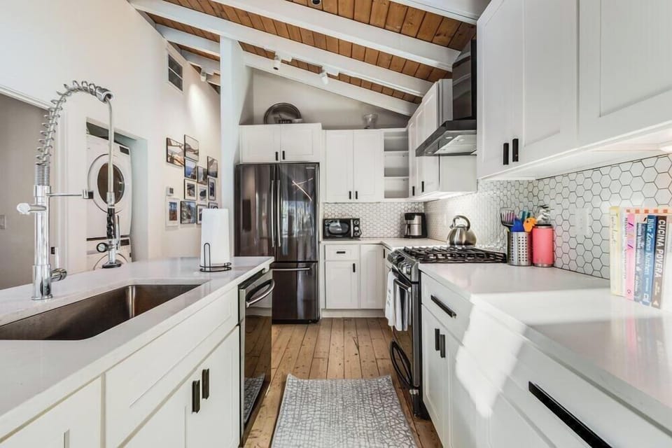 Cottage, Multiple Beds, Patio, Garden View (FIRST STREET 21170) | Private kitchen