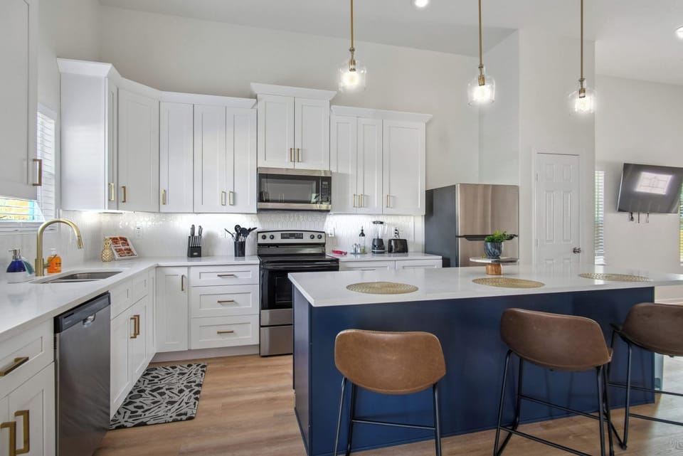 House (4 Bedrooms) | Private kitchen | Microwave, oven, coffee/tea maker, dining tables