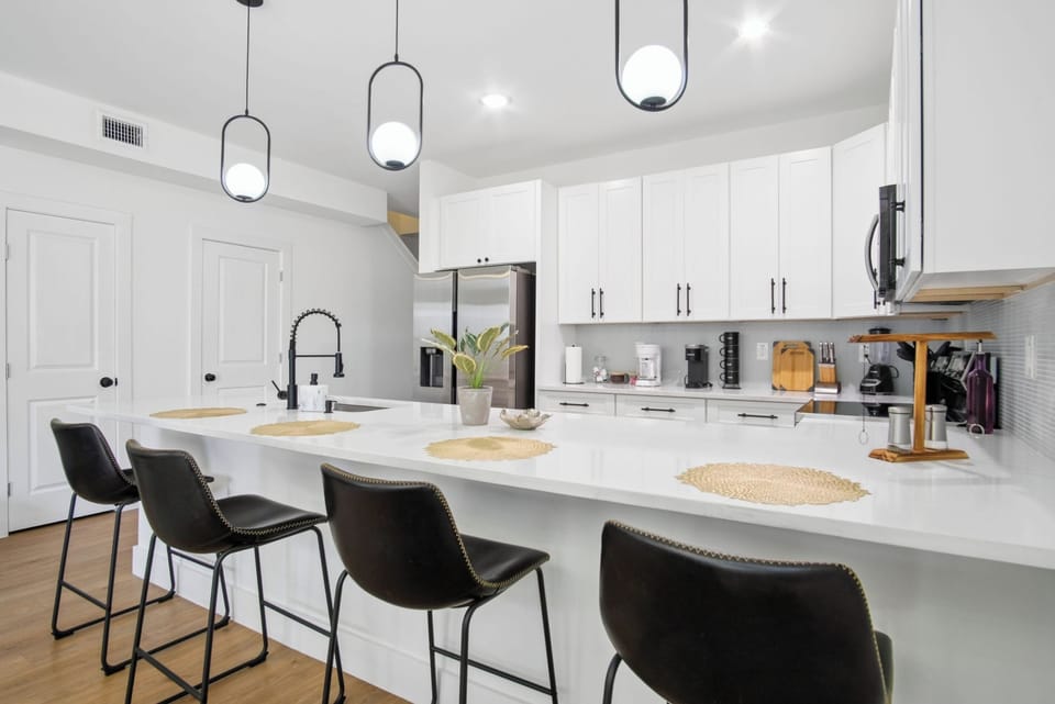 Apartment (3 Bedrooms) | Private kitchen | Microwave, oven, coffee/tea maker, dining tables