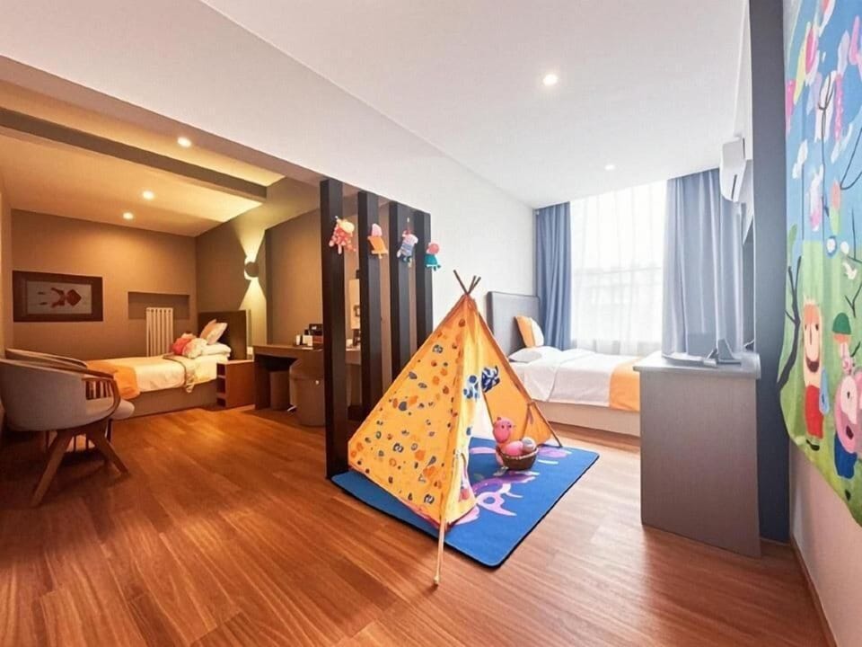 Laptop workspace, blackout drapes, soundproofing, WiFi (free)