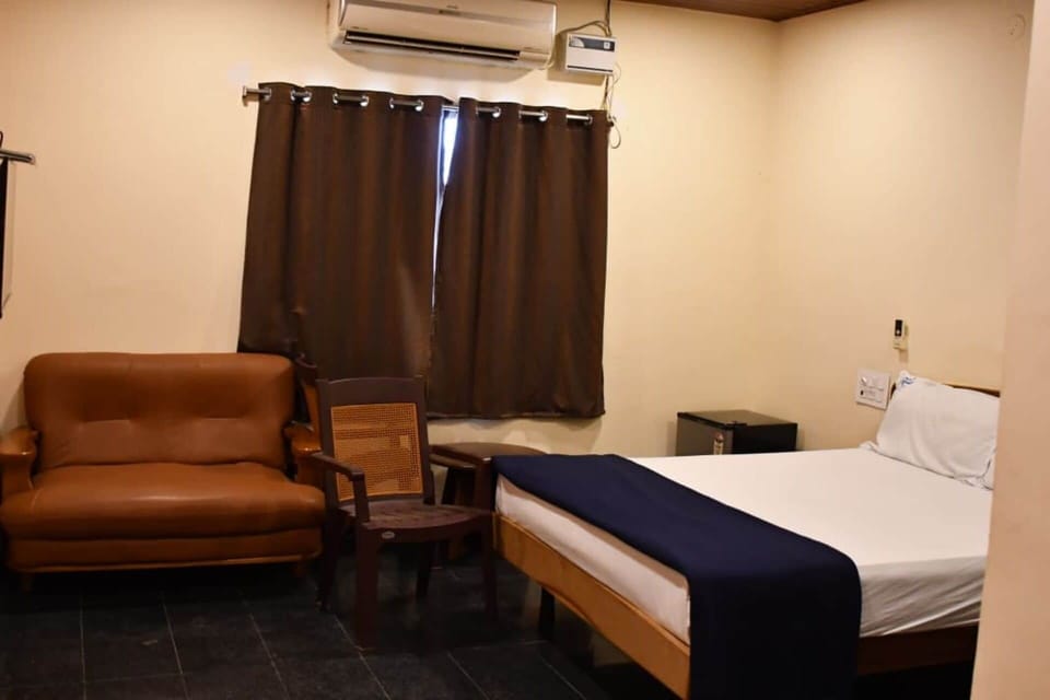 Deluxe Double or Twin Room | Desk, laptop workspace, free WiFi