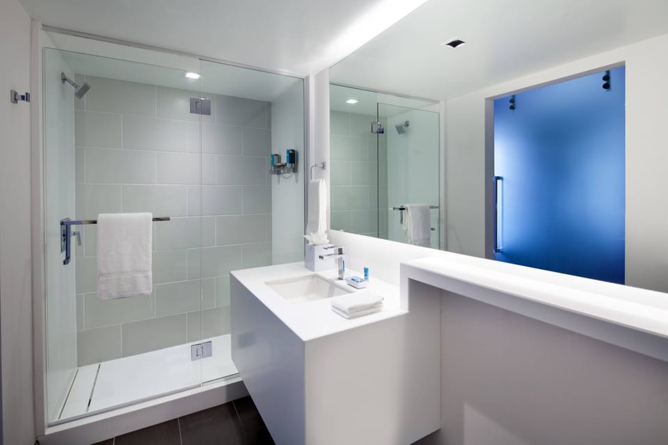 Combined shower/tub, free toiletries, hair dryer, towels