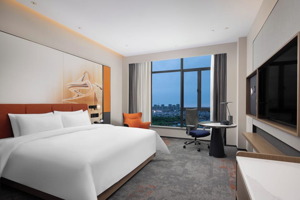 King Superior Deluxe Room | Desk, laptop workspace, soundproofing, iron/ironing board