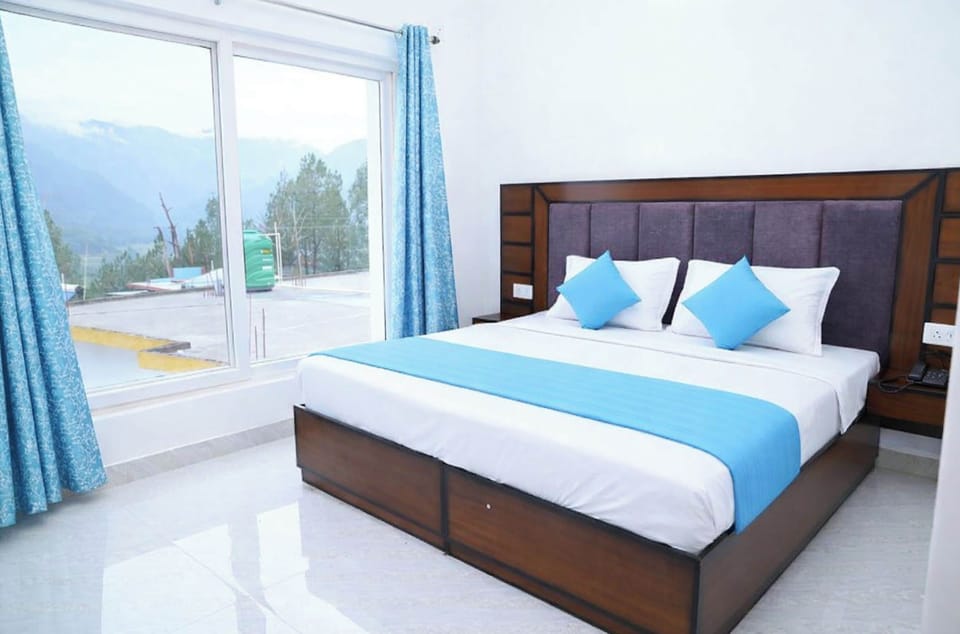 Deluxe Double Room, Mountain View | Hypo-allergenic bedding, desk, soundproofing, free WiFi