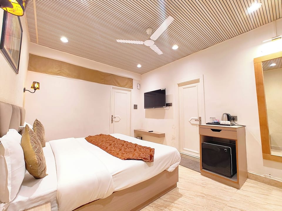 Deluxe Double Room, Air conditioning | Hypo-allergenic bedding, desk, soundproofing, free WiFi