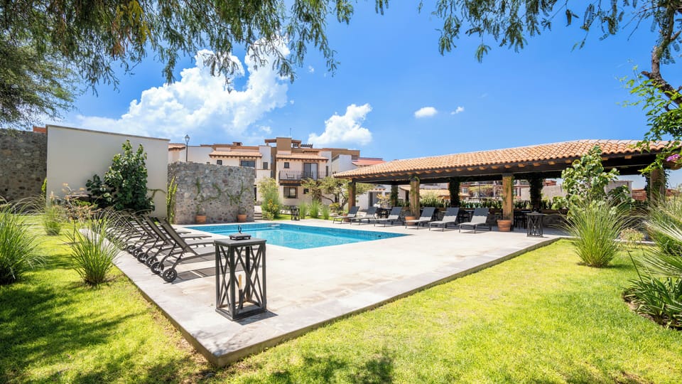 2 outdoor pools