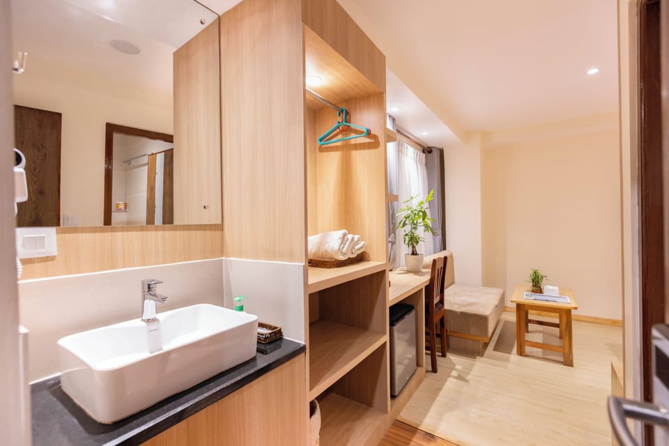 Superior Twin Room | Bathroom | Shower, hair dryer, slippers, towels