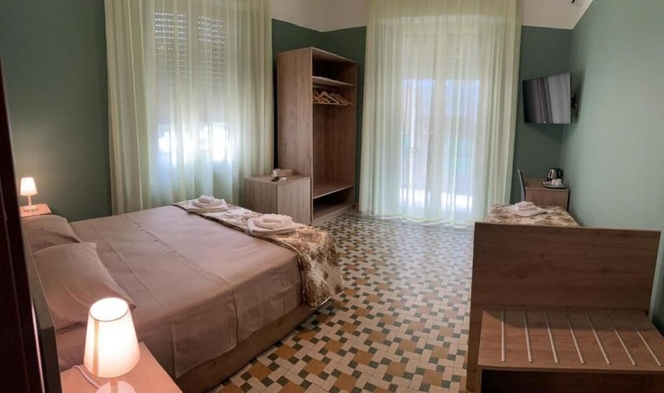 Comfort Triple Room, Balcony | Desk, iron/ironing board, free WiFi