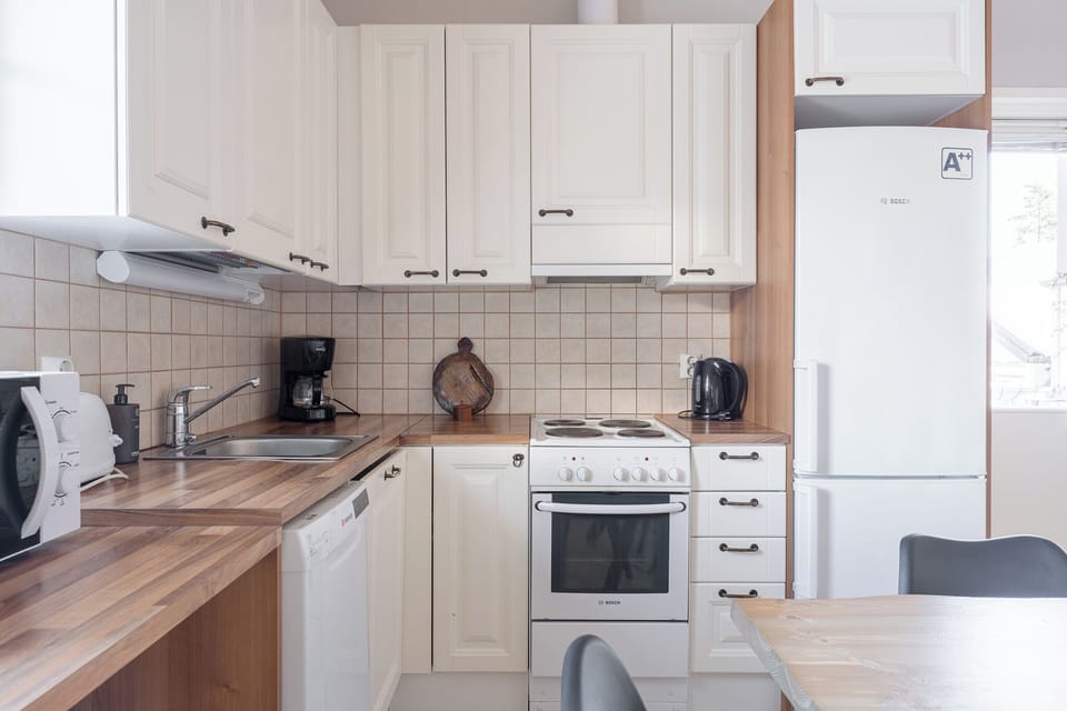 Comfort Cabin, 3 Bedrooms, Courtyard View | Private kitchen | Full-size fridge, microwave, oven, stovetop
