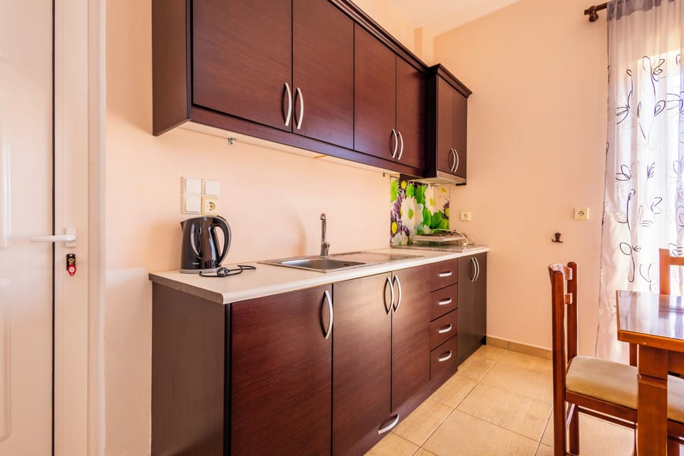 Family Apartment, Partial Sea View | Private kitchen