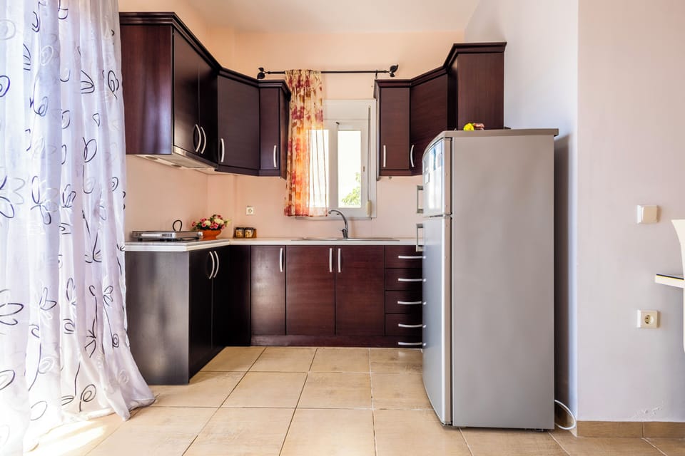 Family Apartment, Partial Sea View | Private kitchen