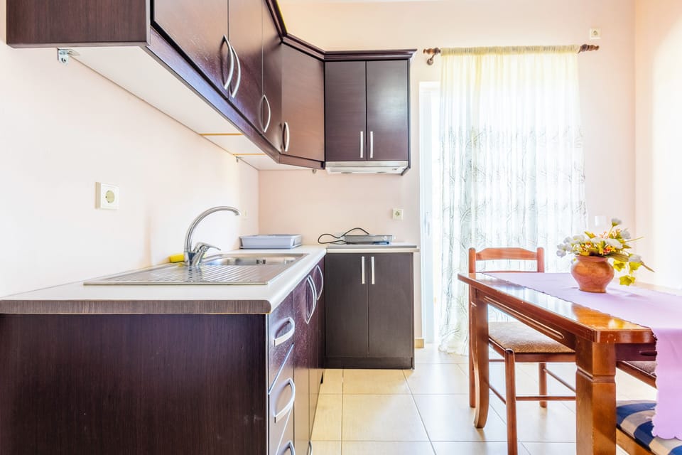 Family Apartment, Partial Sea View | Dining room