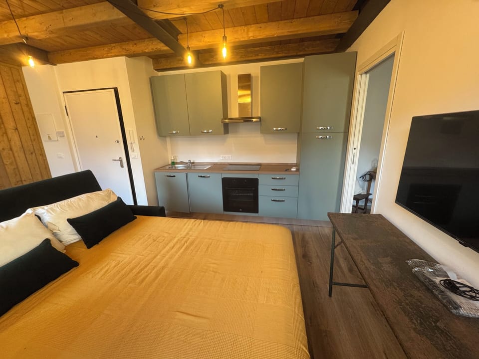 Deluxe Apartment, 1 Bedroom, River View | Living area
