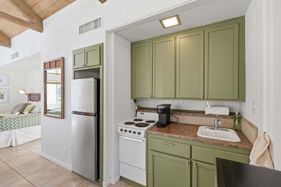 Studio | Private kitchen | Fridge, oven, coffee/tea maker, toaster