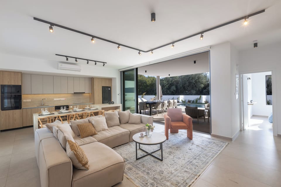 Villa, 5 Bedrooms, Private Pool, Garden View | Living room