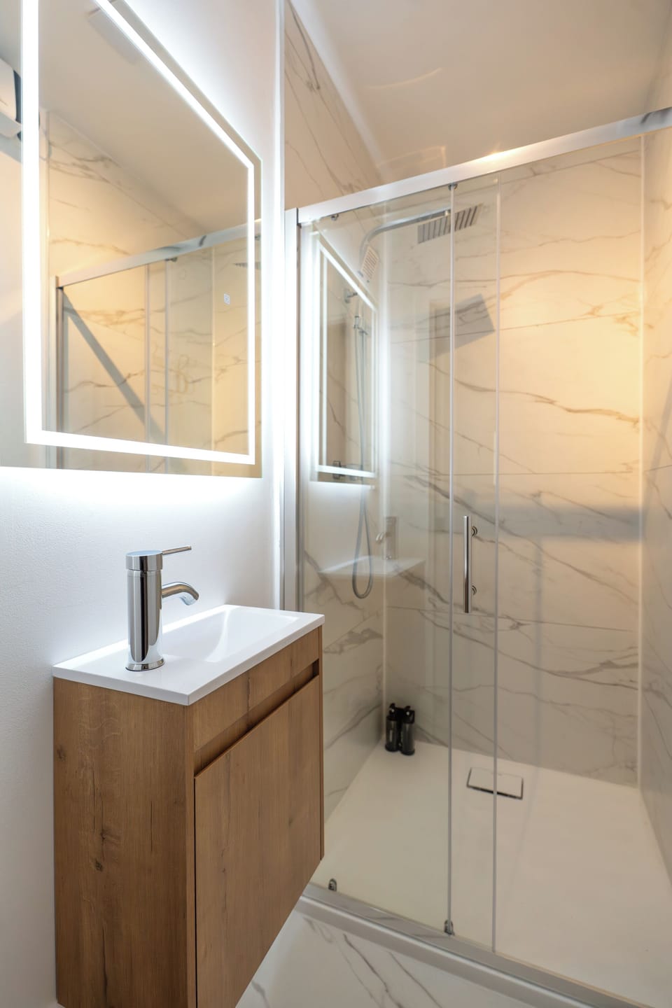 Classic Double Room, Courtyard View | Bathroom | Shower, hair dryer, slippers, towels