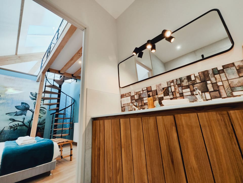 Design Suite, Courtyard View (EAU) | Bathroom | Free toiletries, hair dryer, slippers, towels
