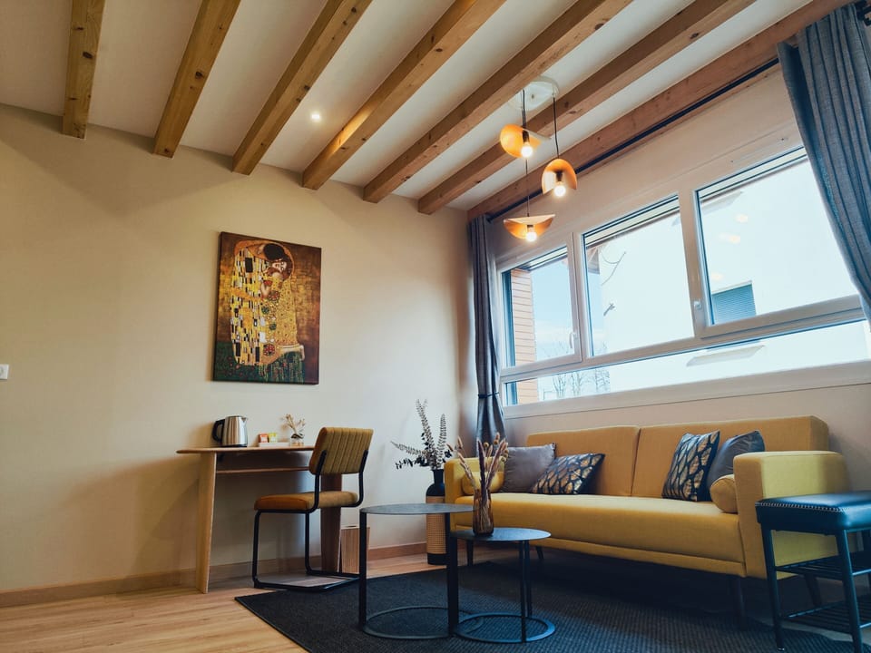 Signature Suite, Garden View (OR) | Living area