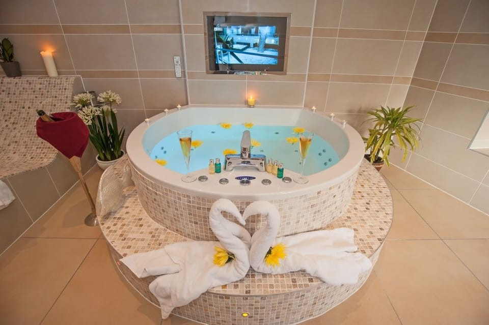 Luxury Suite (Honey) | Jetted tub