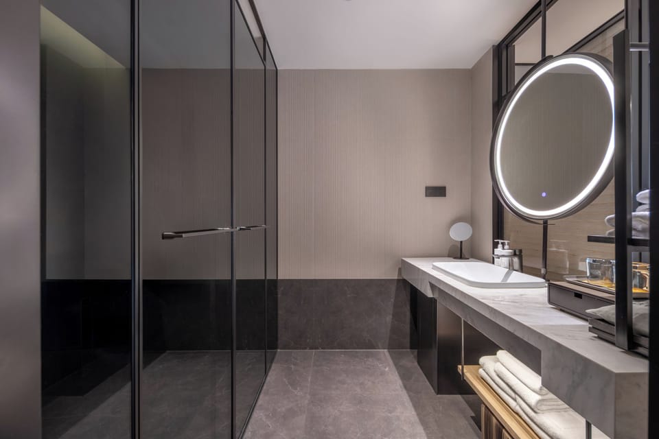 Family Triple Room | Bathroom | Shower, hair dryer, towels, shampoo