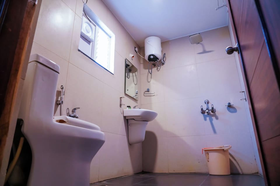 Standard Double Room | Bathroom | Shower, free toiletries, hair dryer, towels