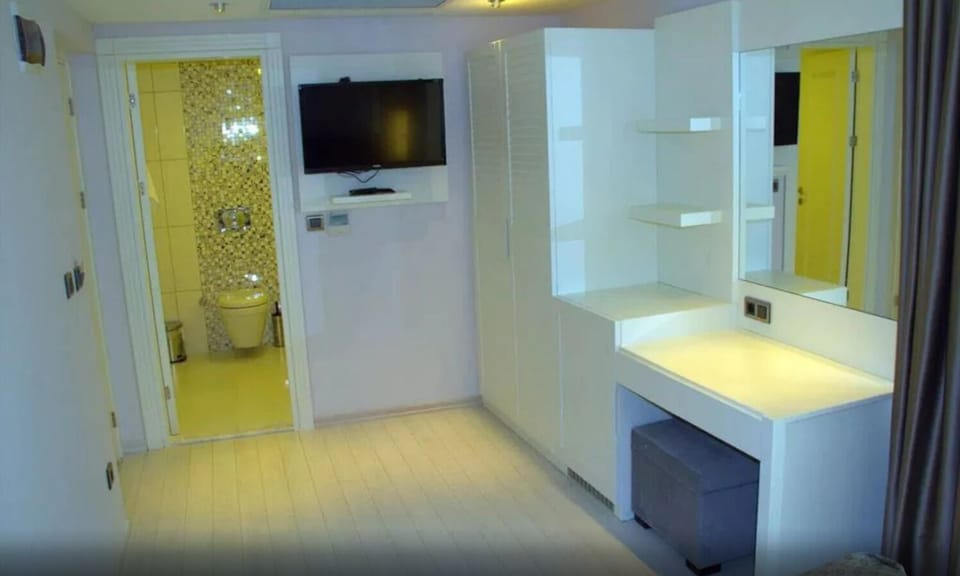Double Room, Balcony, Partial Sea View | Interior