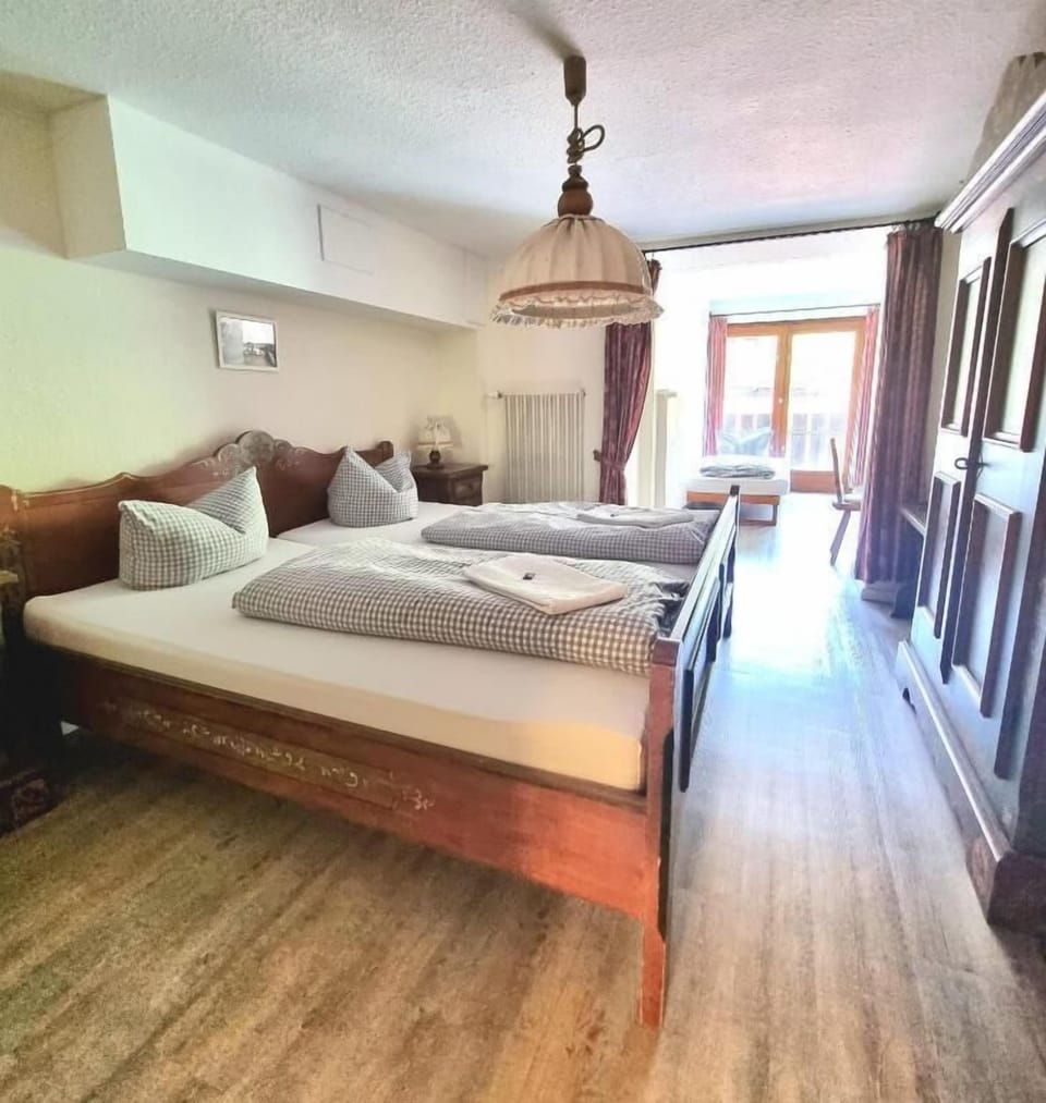 Room, Balcony, Mountain View | Hypo-allergenic bedding, desk, free WiFi, bed sheets