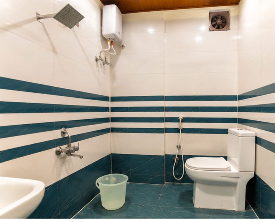 Deluxe Double Room | Bathroom | Free toiletries, soap, shampoo, toilet paper