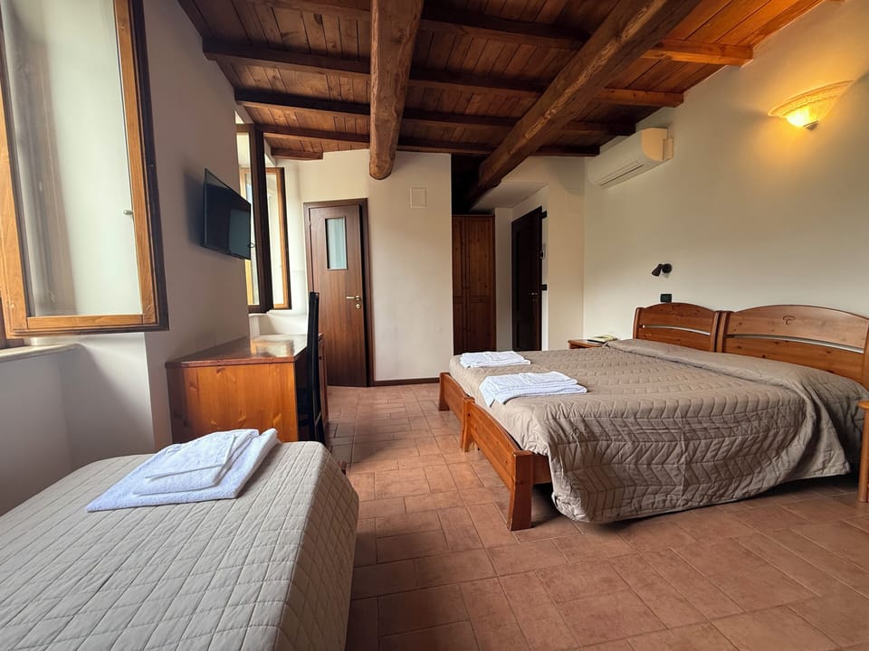 Triple Room | In-room safe, desk, WiFi (free)