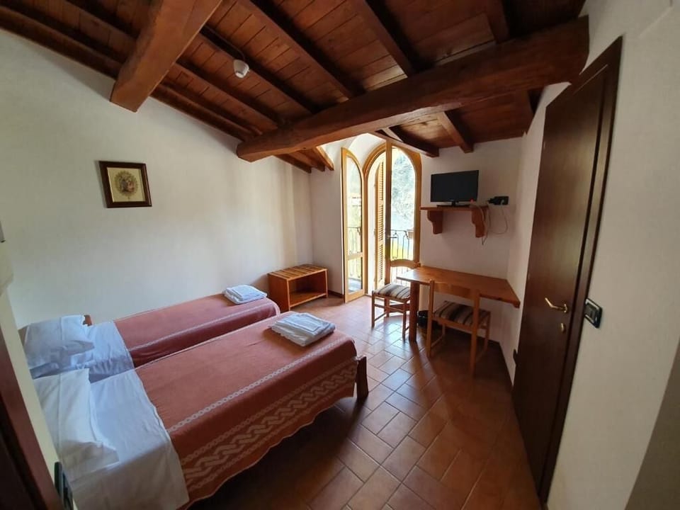 Double or Twin Room | In-room safe, desk, WiFi (free)