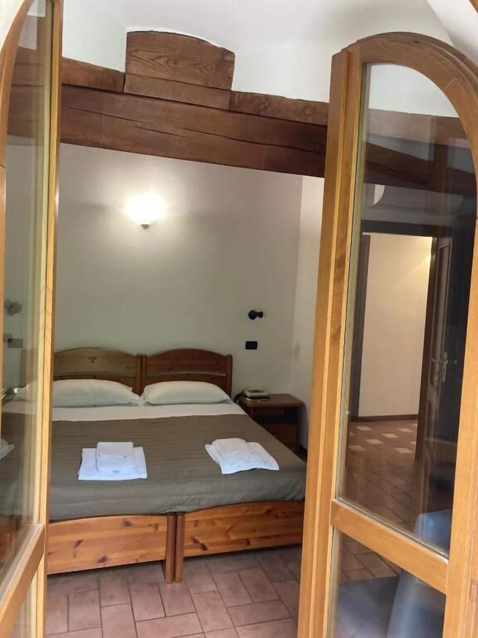 Double or Twin Room | In-room safe, desk, WiFi (free)