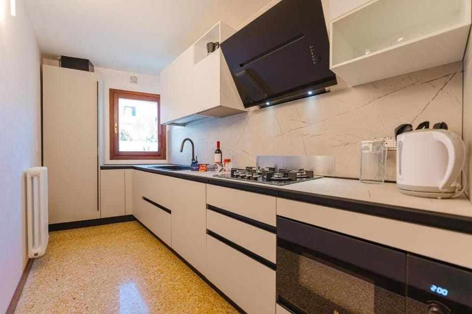 Deluxe Apartment, Courtyard View | Private kitchen