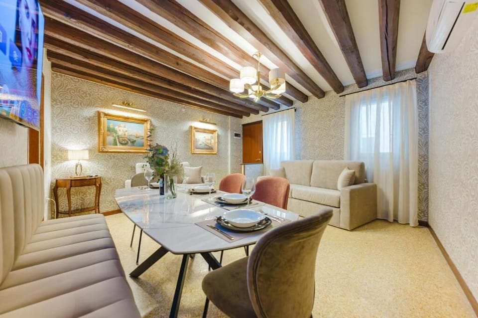 Deluxe Apartment, Courtyard View | Dining