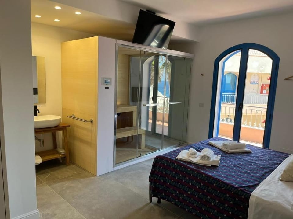 Royal Room | In-room safe, free WiFi, bed sheets