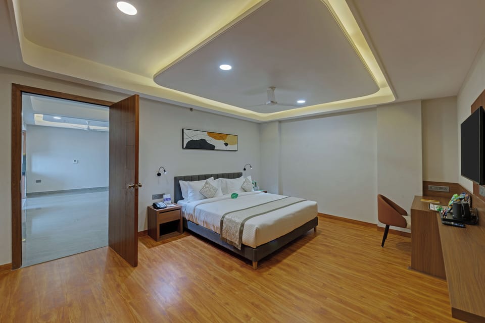 Executive Room, 1 King Bed, City View | Premium bedding, in-room safe, desk, blackout drapes