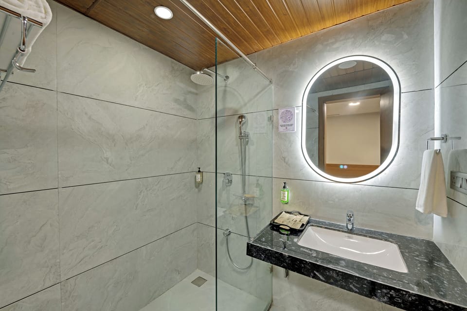 Executive Room, 1 King Bed, City View | Bathroom