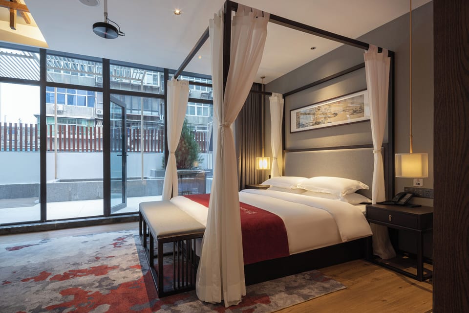 Signature Double Room, 1 Queen Bed, Private Bathroom, Courtyard View | Down comforters, WiFi (free), individually decorated