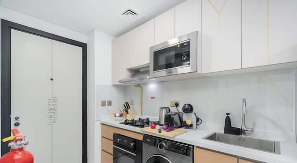 Luxury Studio, Balcony, City View | Private kitchen | Full-size fridge, microwave, oven, stovetop