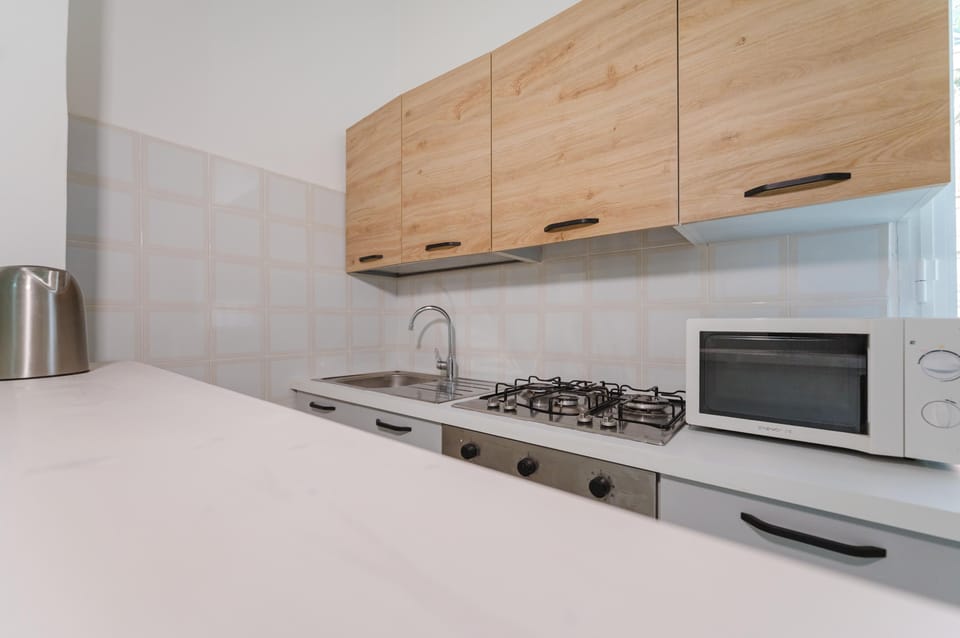 Apartment, Balcony, Courtyard View | Private kitchen | Fridge, microwave, oven, stovetop