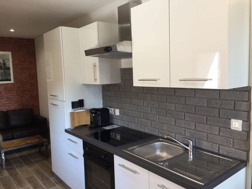 Apartment, 2 Bedrooms | Private kitchen