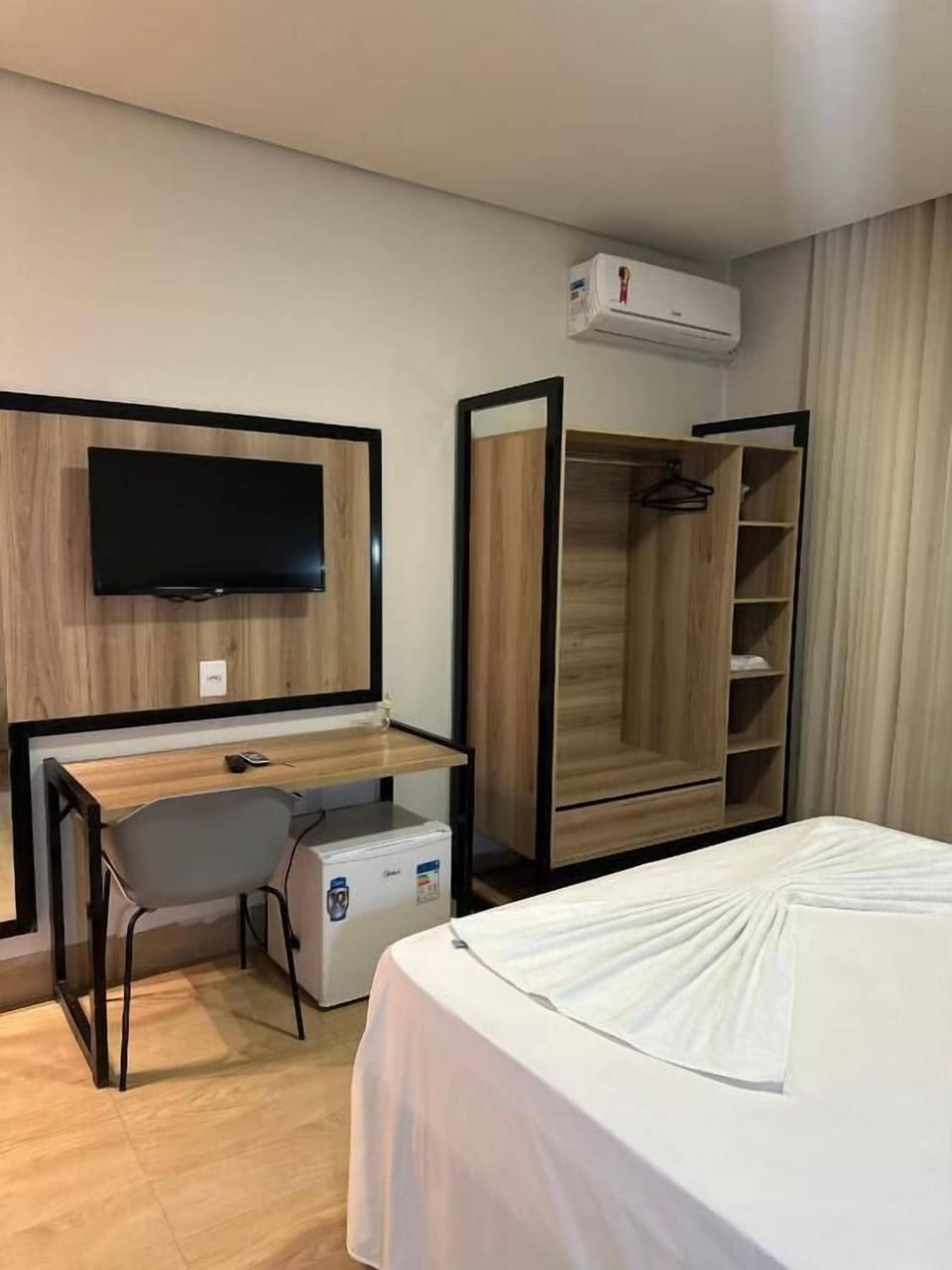 Standard Double Room | Desk, laptop workspace, free WiFi
