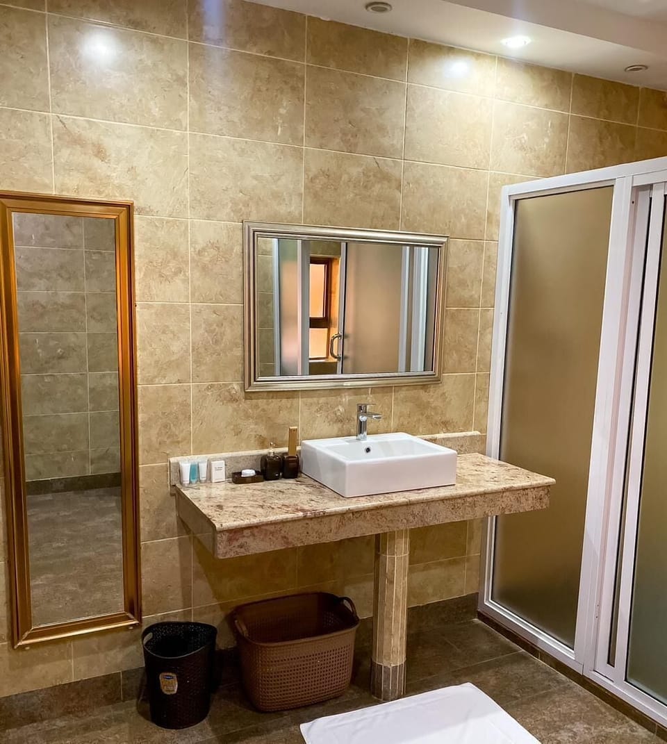 Deluxe Double Room, Garden View | Bathroom | Slippers, soap, shampoo, toilet paper