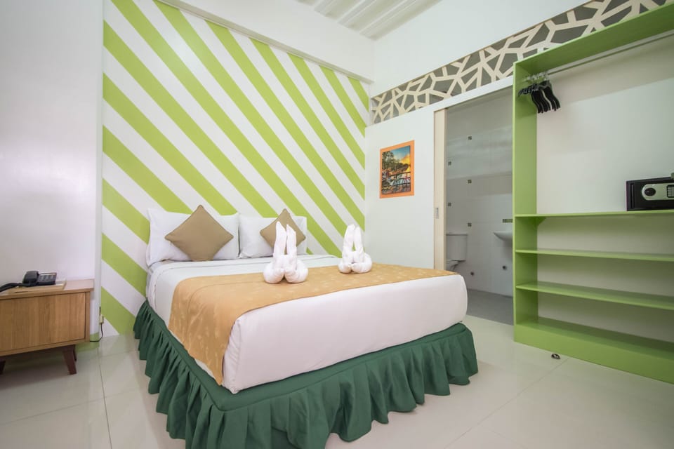 Deluxe Room | In-room safe, desk, rollaway beds (surcharge), WiFi (free)