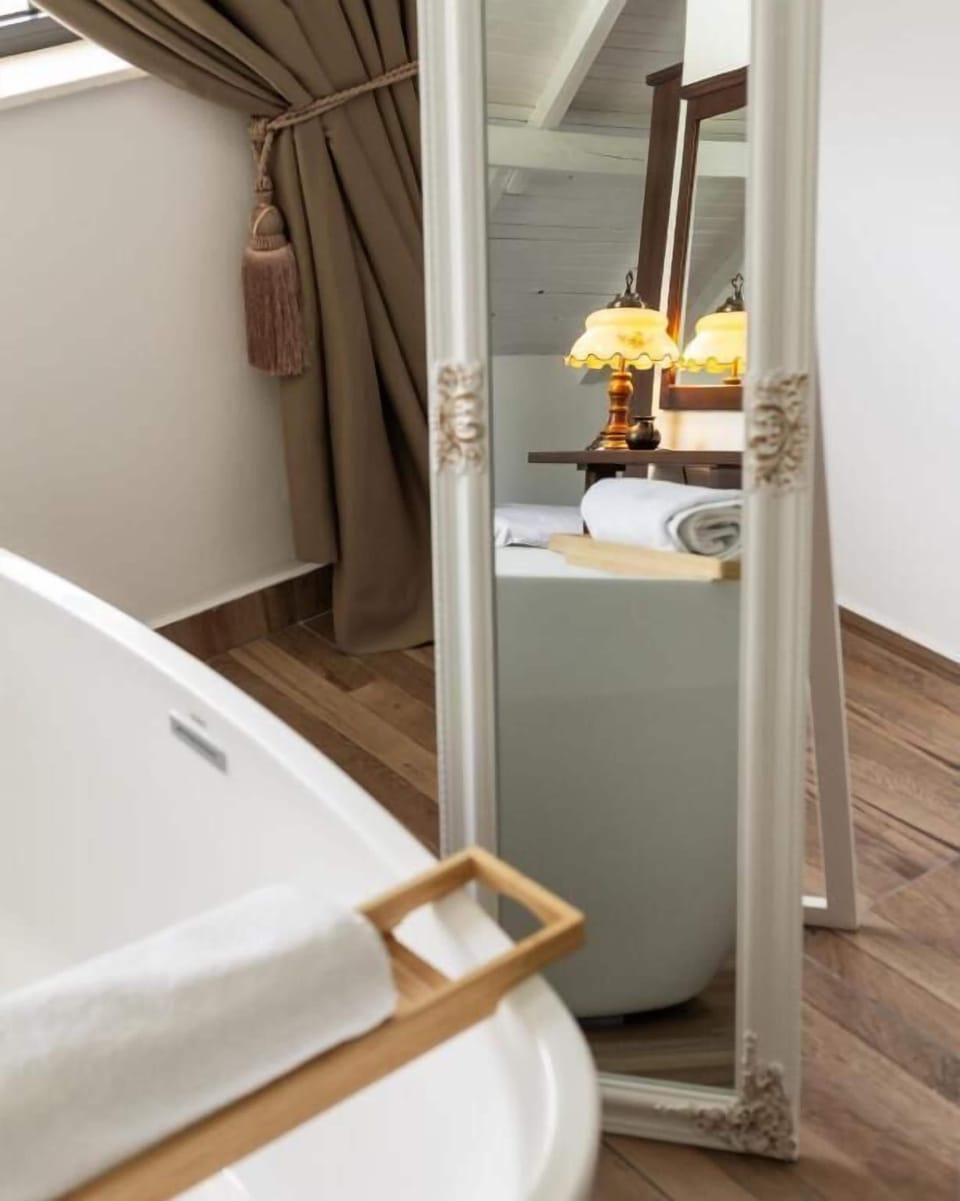 Deluxe Suite, Poolside | Bathroom