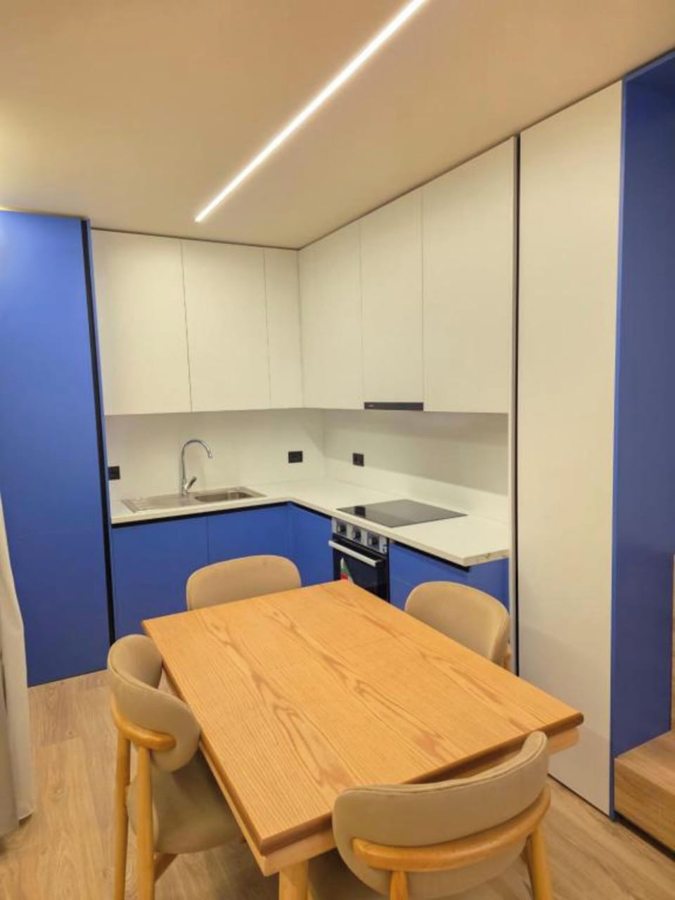 Deluxe Apartment | Living area | 42-cm flat-screen TV with satellite channels