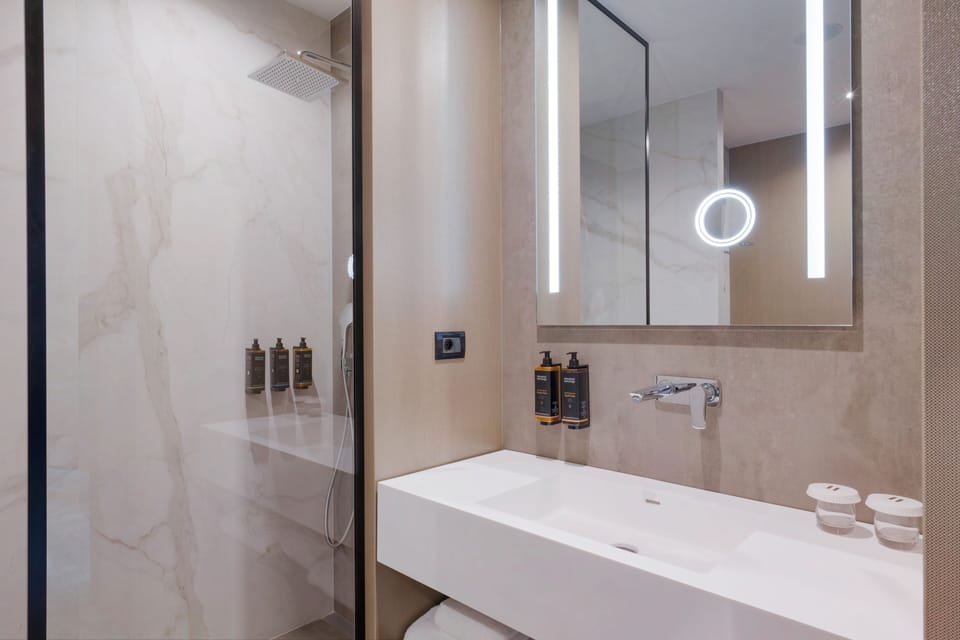 Classic Room, 2 Twin Beds | Bathroom | Shower, rainfall showerhead, hair dryer, bathrobes